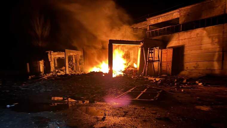 Окупанти двічі обстріляли Покровськ: виникла пожежа, є постраждалі