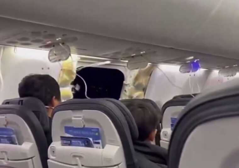 У США у пасажирського літака під час польоту вирвався шматок фюзеляжу