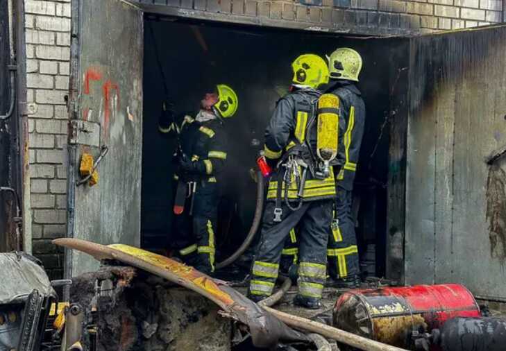 На Троєщині у Києві рятувальники запобігли вибуху під час пожежі