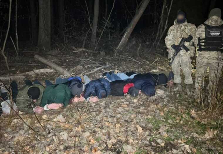 На кордоні з Румунією затримано 10 чоловіків, які намагалися нелегально перетнути кордон, - ДПСУ