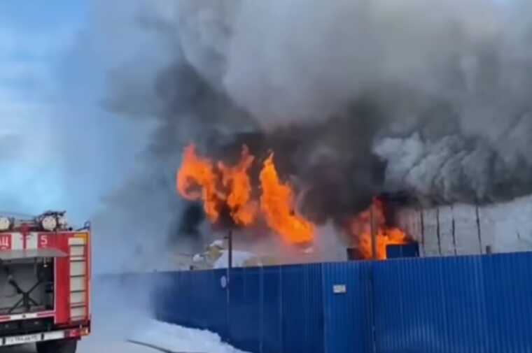 У російському Магадані палає склад автозапчастин