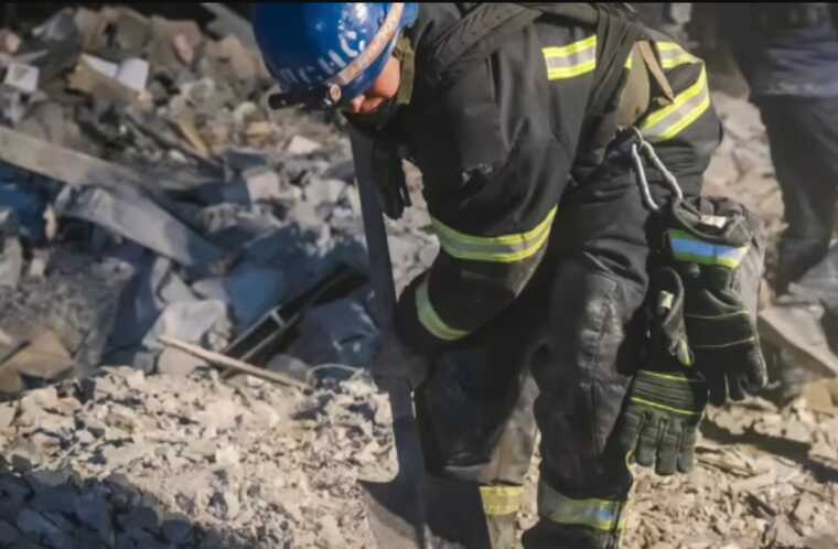 Атака на Покровський район: з-під завалів дістали тіло дитини