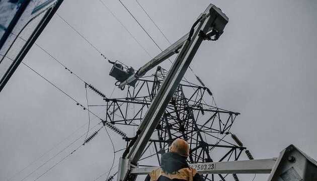 В Кропивницком районе обломки сбитого БпЛА повредили здание и линию электропередач