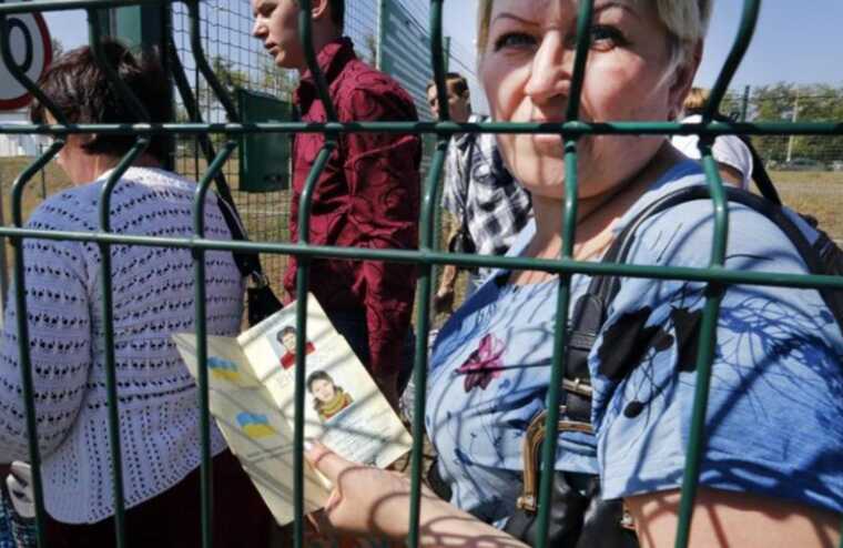 У Рубіжному окупанти не можуть знешкодити свою власну бомбу, скинуту на житловий будинок