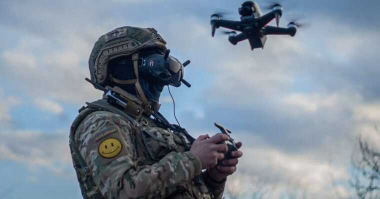 Безпілотник ЗСУ атакував двох росіян, які їхали на вкраденому моторолері