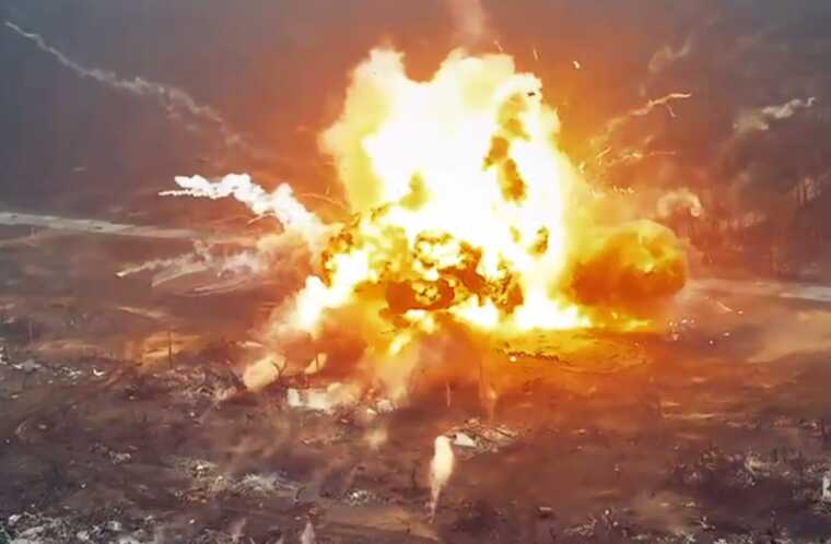 Танк окупантів розлітається на шмаття після удару українського дрона