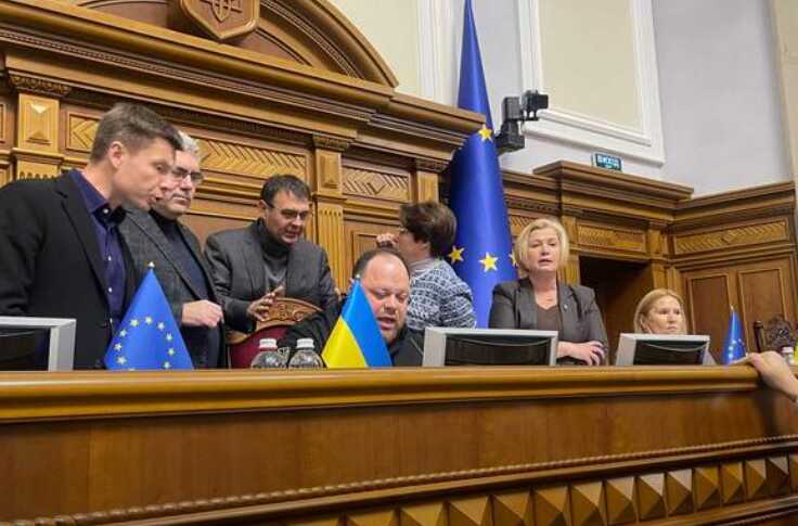 У Раді заблокували трибуну для недопуску постанови про звільнення нардепки Безуглої