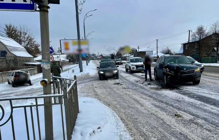 Під Києвом зіткнулися два легковики: одна з машин "вилетіла" на пішохідну дорогу