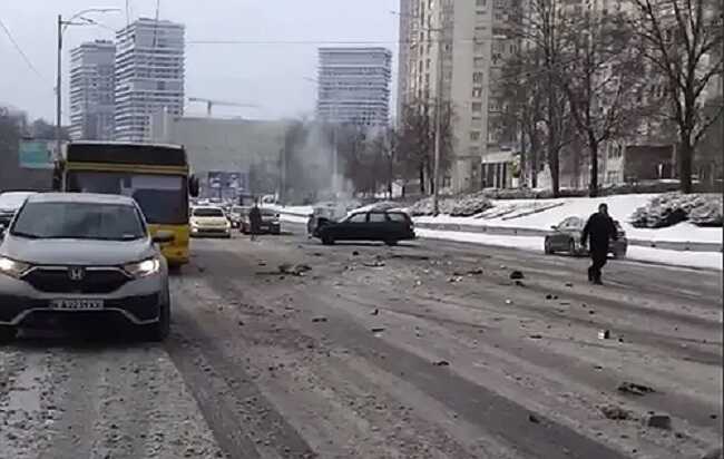 У Києві легковик в’їхав у тролейбус: дорога усіяна уламками