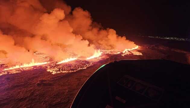 В Ісландському містечку після виверження вулкана палають будинки