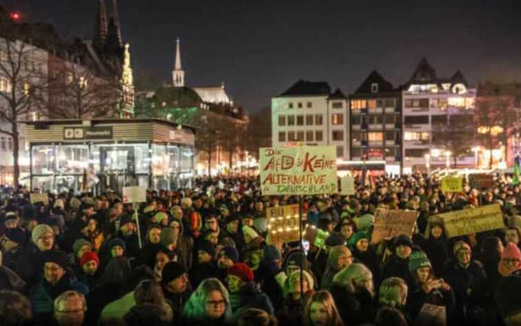 В немецком Кельне прошел многотысячный митинг против идей крайних правых