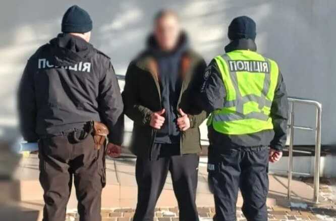 На Київщині чоловік обікрав ювелірку на очах продавчині, розбивши вітрину магазину