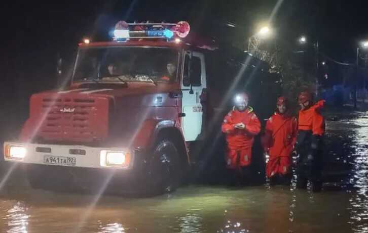 В окупованому Севастополі вирувала негода: вулиці перетворилися на бурхливі ріки, затопило будинки