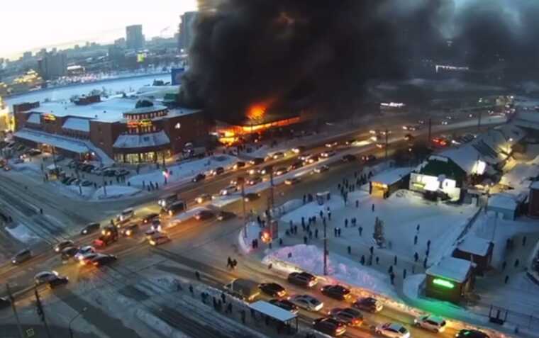 У російському Челябінську спалахнула величезна пожежа