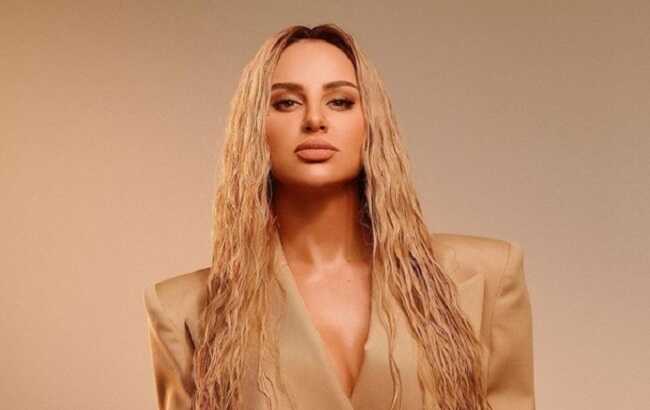 Зрадниця Анна Асті покинула Росію після "голої" вечірки