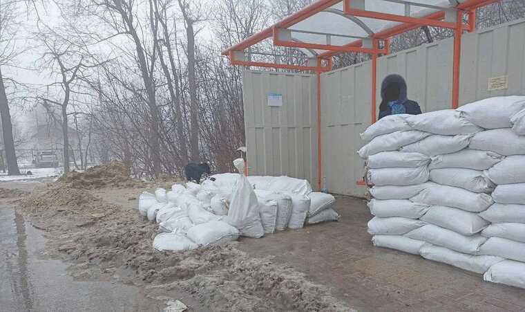 В Белгороде "остановки-укрытия" из мешков развалились через несколько дней