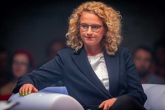 В Литве предложили гражданам вложить сбережения в "танк, а не в носок"