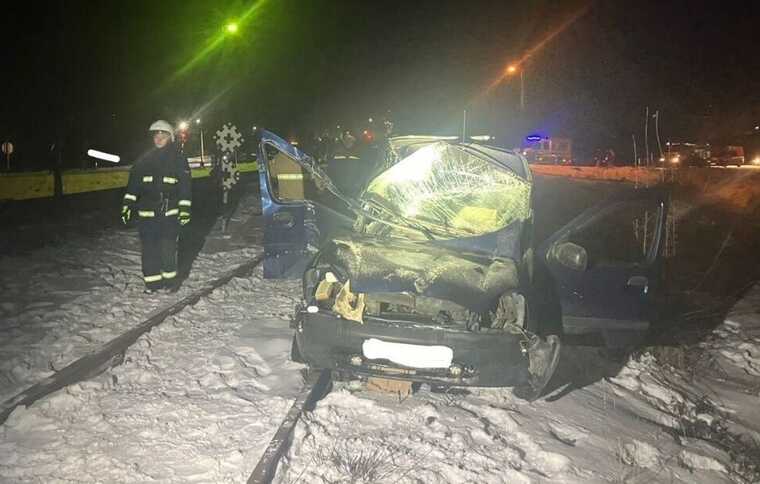 На Івано-Франківщині поїзд протаранив авто на нерегульованому переїзді