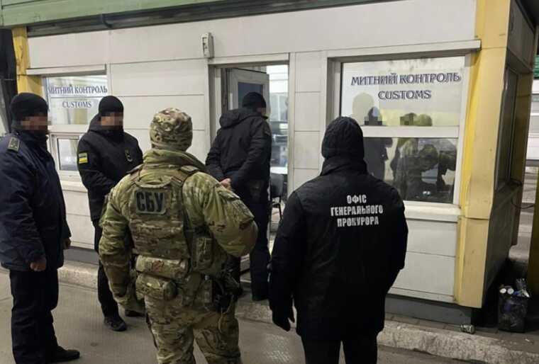 В Закарпатье задержали таможенников, которые брали взятки с автоперевозчиков из Италии