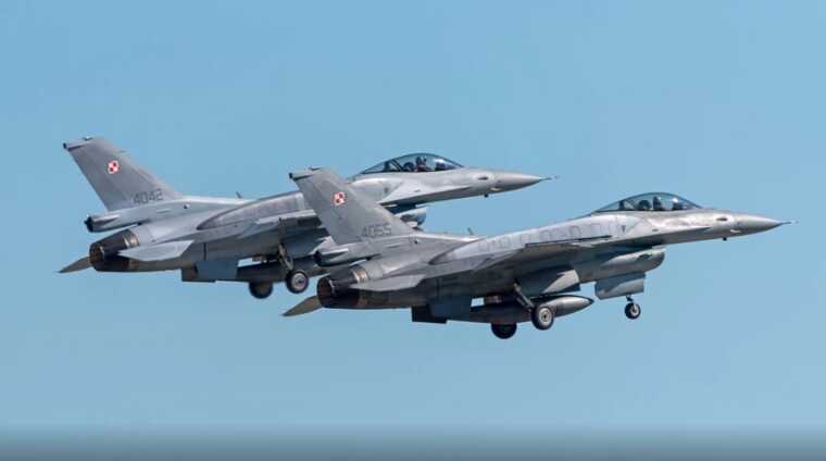 На тлі ракетного удару РФ по Україні у Польщі підняли військову авіацію