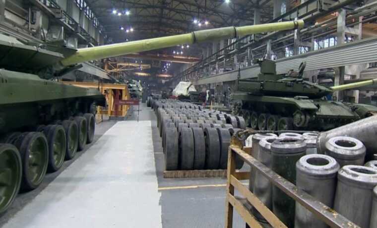 Defense Express: Росія випускає бронетехніку зі сталі з окупованої України