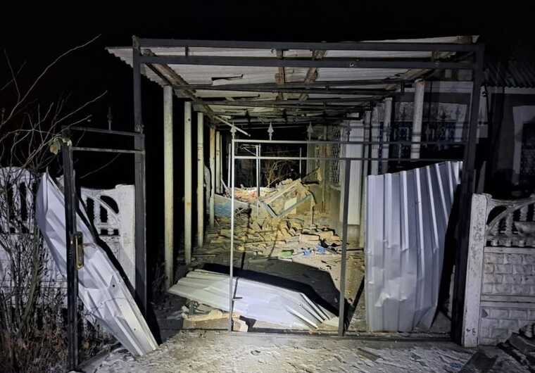 Загарбники з вечора тричі обстріляли Нікопольщину: пошкоджені житлові будинки, медичний та освітній заклади