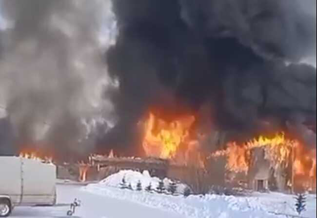 У РФ під Красноярськом горить виробничий цех