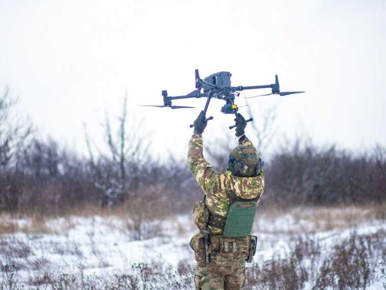 На Харківщині прикордонники FPV-дроном знищили замасковану ворожу техніку