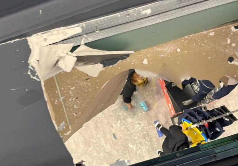 Инцидент в Эпицентре: посетитель провалился через пол