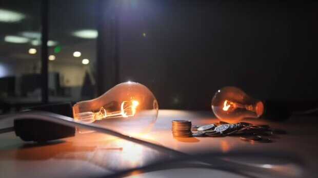 Українцям почали вимикати електроенергію за борги