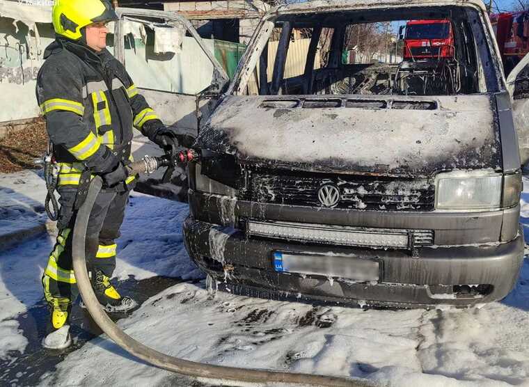 У столиці мікроавтобус спалахнув під час руху