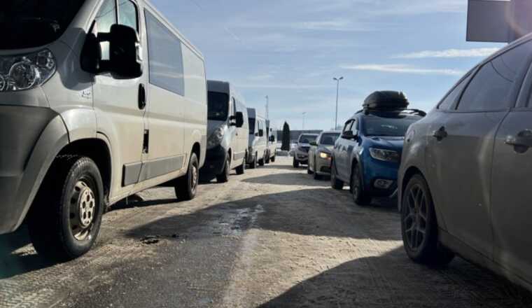 Блокпости ТЦК на кордоні: як діяти у разі затримання та вручення повісти