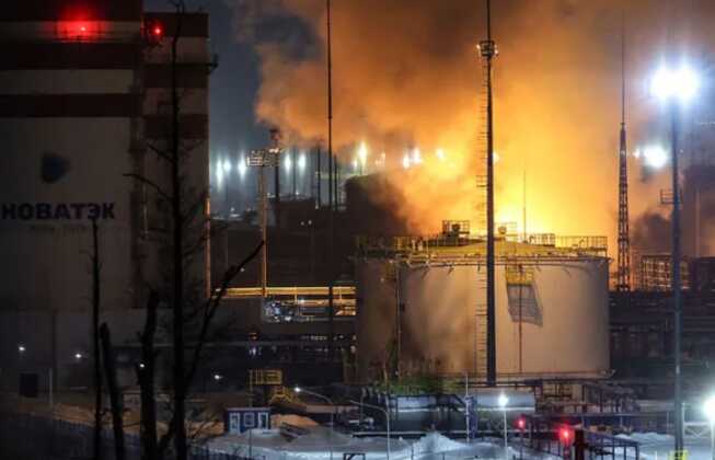 Атаки БПЛА обвалили нафтопереробку в Росії – Bloomberg