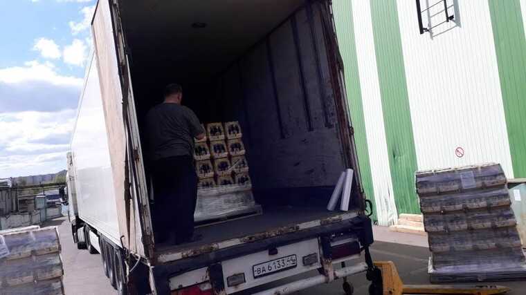 У Києві ДТП: з вантажівки випало кілька піддонів пива