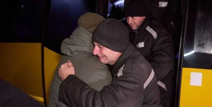 У Мережі показали зворушливий ролик, як в Україні зустрічали полонених із РФ