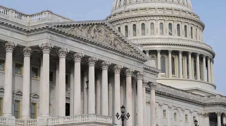 Сенат США продовжив розгляд законопроєкту про допомогу Україні