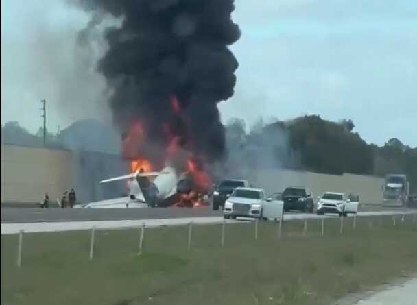 У США приватний літак під час спроби приземлитись врізався в автомобіль: є загиблі
