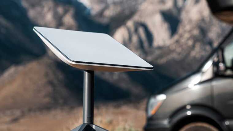 З’явились докази, як окупанти розпаковують новий термінал Starlink на фронті