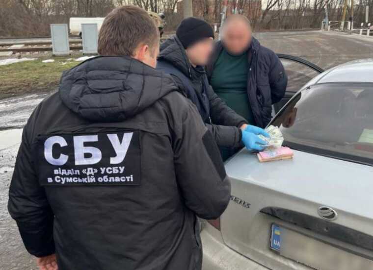 У Сумах на хабарі у 5 тисяч доларів затримали посадовця Сумської ОВА