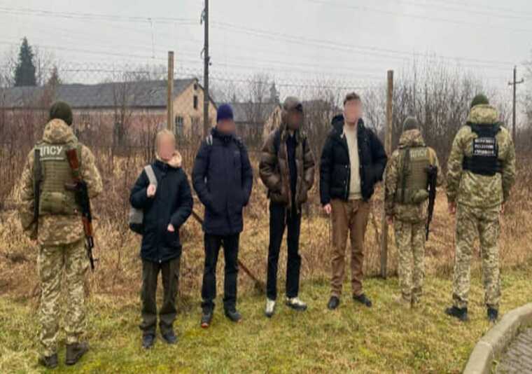 Прикордонники на Закарпатті затримали 8 ухилянтів: планували по горамх дістатися до Словаччини