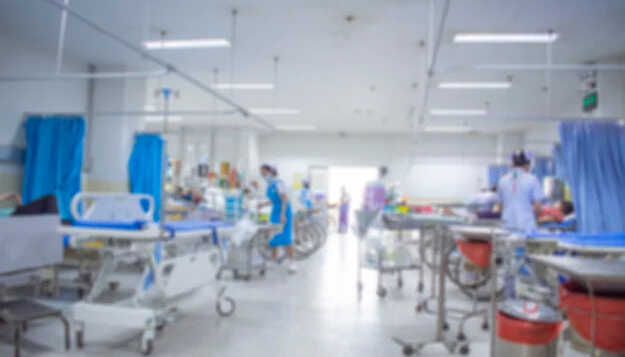 Через нічні обстріли Дніпра евакуюють лікарню