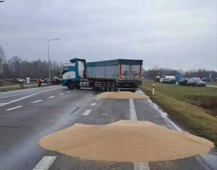 Polish Prosecutors Office opened case over grain spillage from Ukrainian trucks
