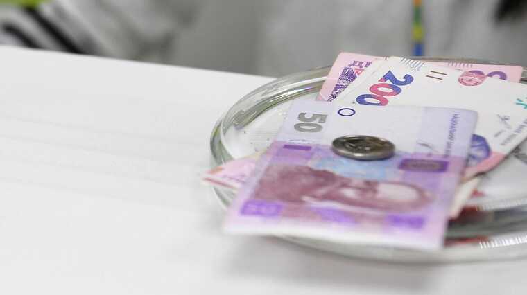 Українці масово забирають гроші з банків: у січні зняли рекордні 27 мільярдів