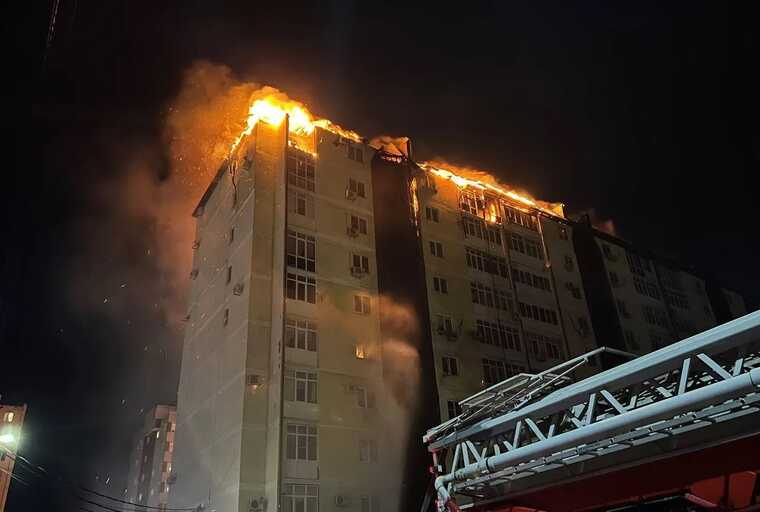 В РФ в городе Анапа пылает крыша 11-этажного здания