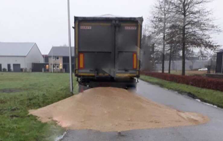 В Литве неизвестные высыпали зерно из польского грузовика