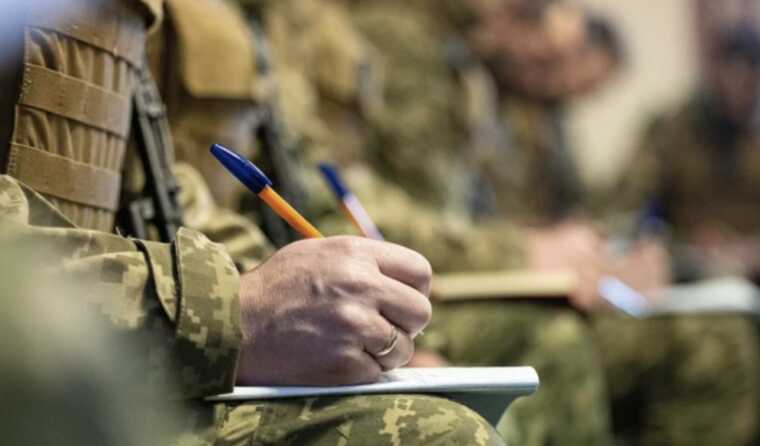 Наразі в уряді розглядають можливість бронювати працівників від мобілізації за гроші