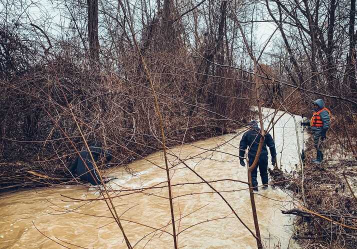 На Буковині знайшли мертвою 8-річну дівчинку: разом із братом упала в річку