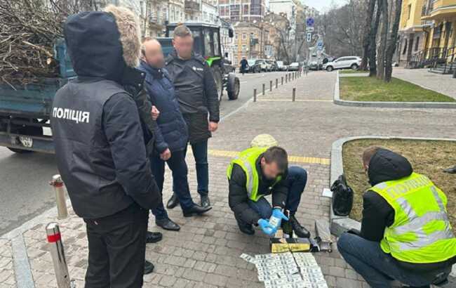 An official of the Ministry of Culture was caught taking a bribe for assistance in the export of antiques