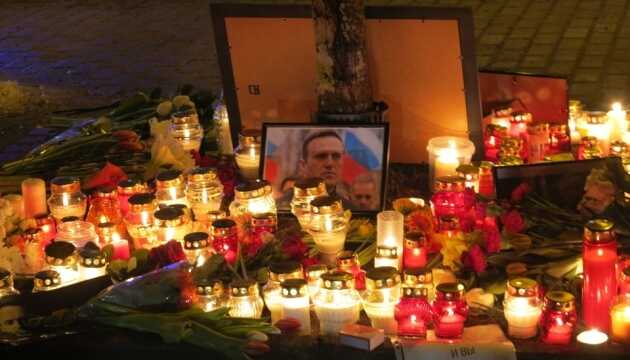 В РФ на акциях памяти оппозиционера Навального задержали более 100 человек