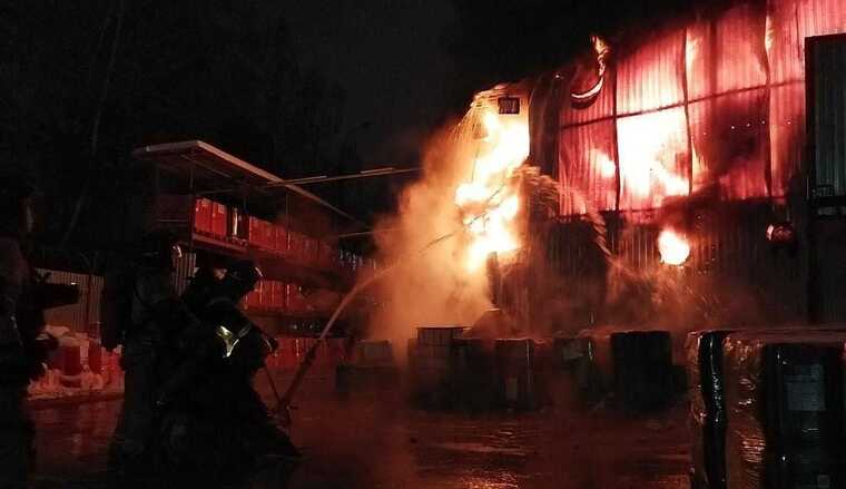 У російському Іжевську спалахнула масштабна пожежа на підприємстві, яке випускає безпілотники